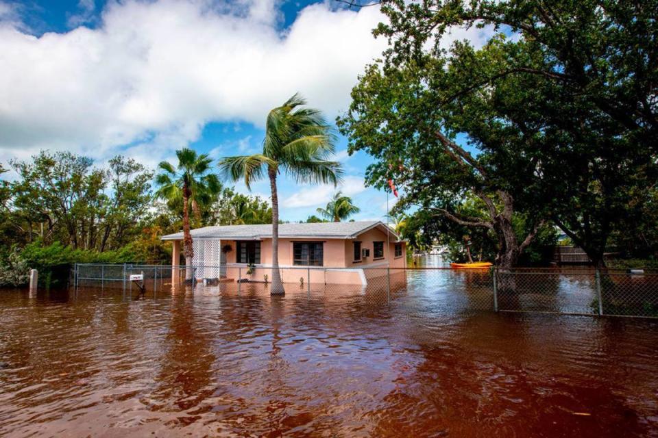 Una casa inundada por el agua debido al huracán Ian en Stillwright Point, en Key Largo, la Florida, el jueves 29 de septiembre de 2022.