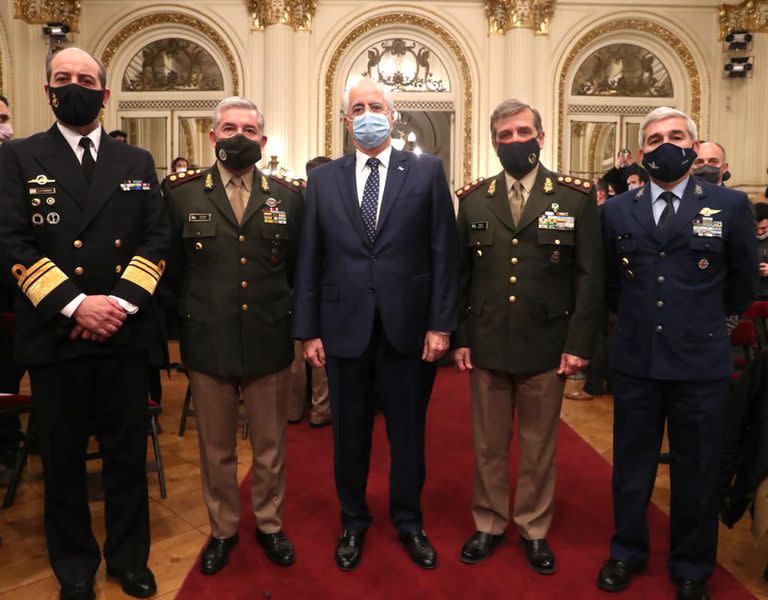 El ministro Jorge Taiana, junto a los jefes militares el día de su asunción en la Casa Rosada