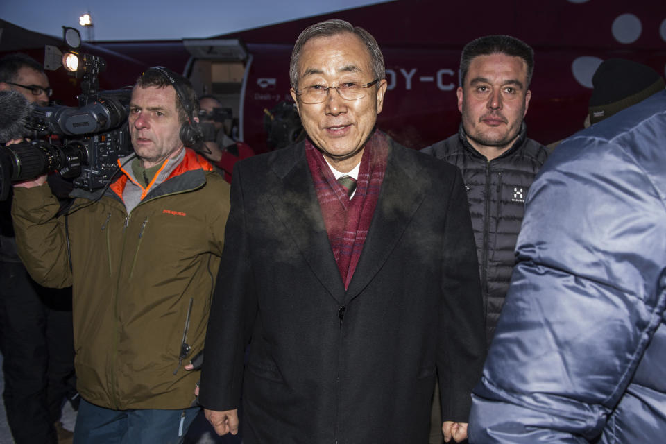 U.N. Secretary General Ban Ki-moon, center, and Greenland's Environment Minister Kim Kielsen, right, Tuesday, March 25, 2014 in Ilulissat in Greenland. The visit takes place in preparation for the U.N. Climate Summit on September this year in New York. (AP Photo/POLFOTO, Leiff Josefsen) DENMARK OUT