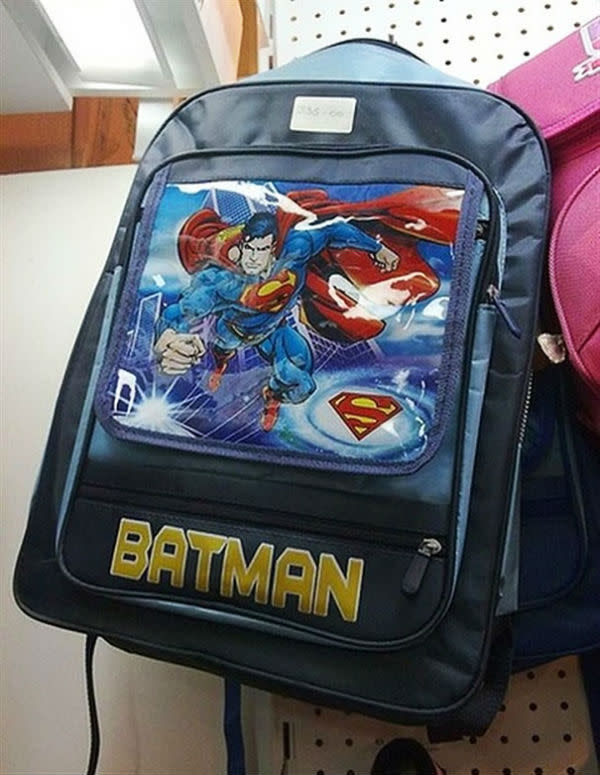 Batman vs. Superman. Al parecer, por esta mochila fue que se inició la gran batalla entre los dos superhéroes más legendarios de DC Comics. Foto: Adocuradomundo.blogspot.com.ar/2011/11/por-fora-bela-viola.html