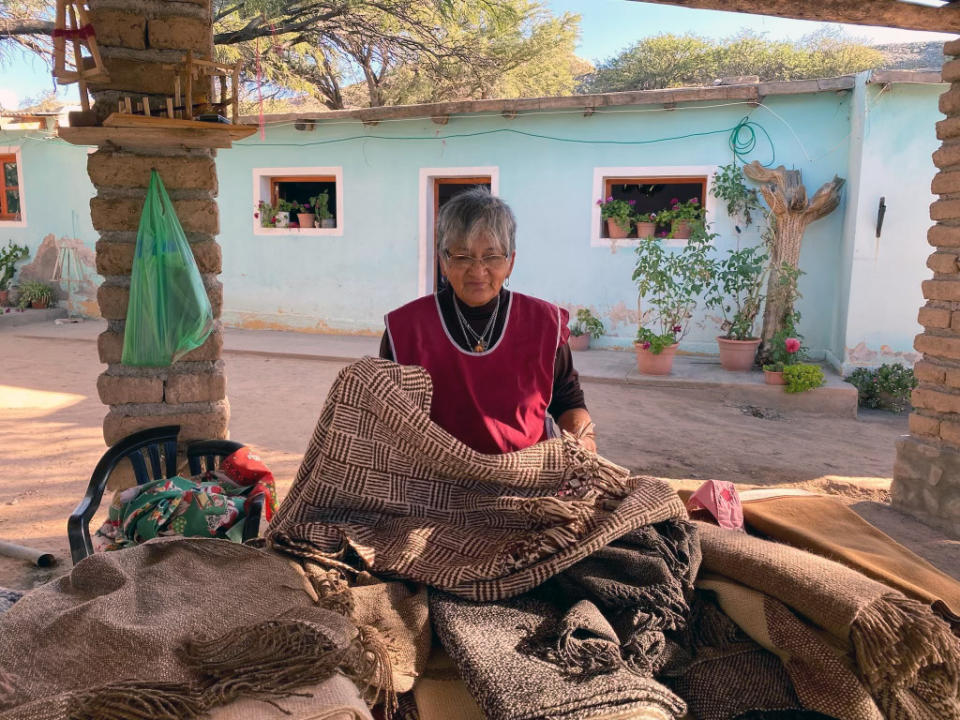 Vitalia Herrera en su puesto de El Camino de los Artesanos en El Colte, Argentina. (Nora Walsh vía The New York Times)
