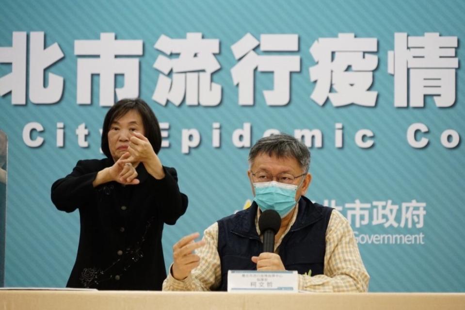 台北市長柯文哲6日指出，「到底要不要在全聯(賣場)開疫苗注射站，我個人反對。」因為將醫護人員從醫院移出來至賣場打疫苗，反而會讓成本上升、安全度降低。（北市府提供）