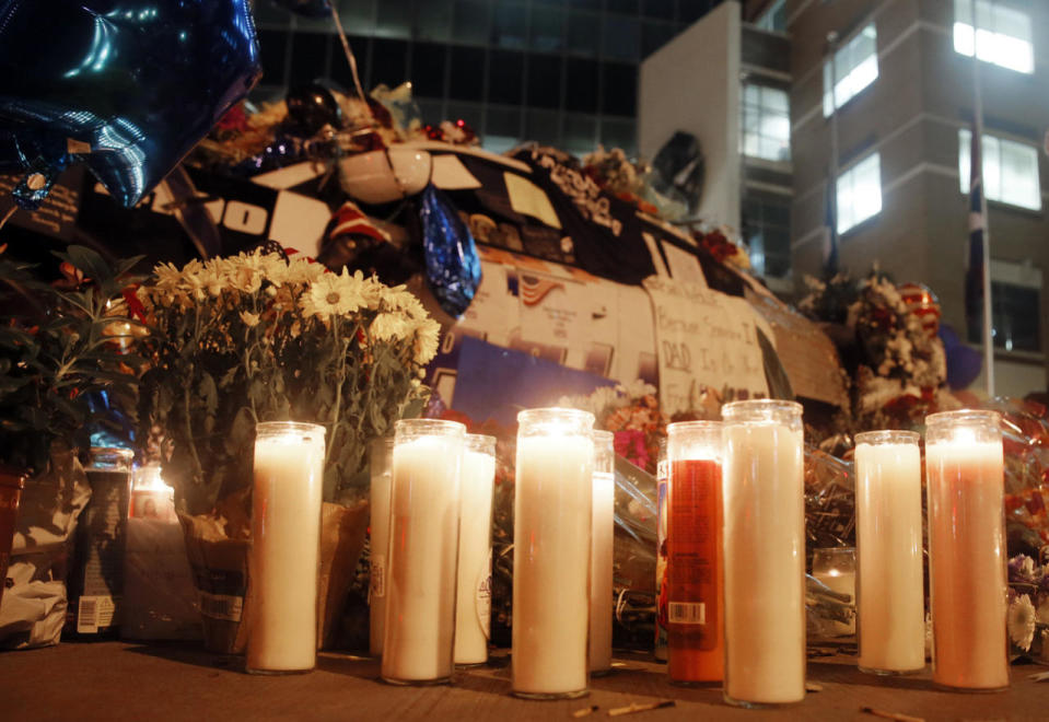 Dallas pays tribute to fallen officers