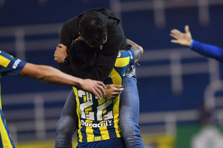 Gastón Avila le fue a dedicar el gol que marcó con la camiseta de Rosario Central ante Boca a su DT, Crisitan Kily González