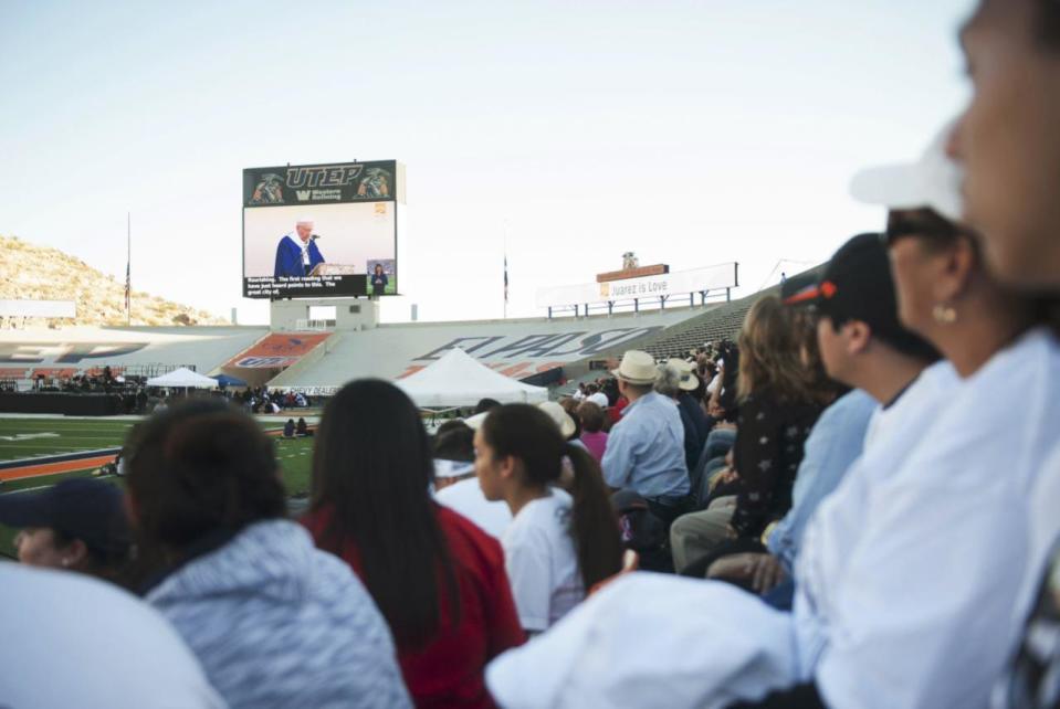 Feligreses reunidos en la Universidad de Texas, en El Paso, para ver la transmisión de la misa del Papa desde Ciudad Juárez, su vecina ciudad fronteriza / Foto: AP