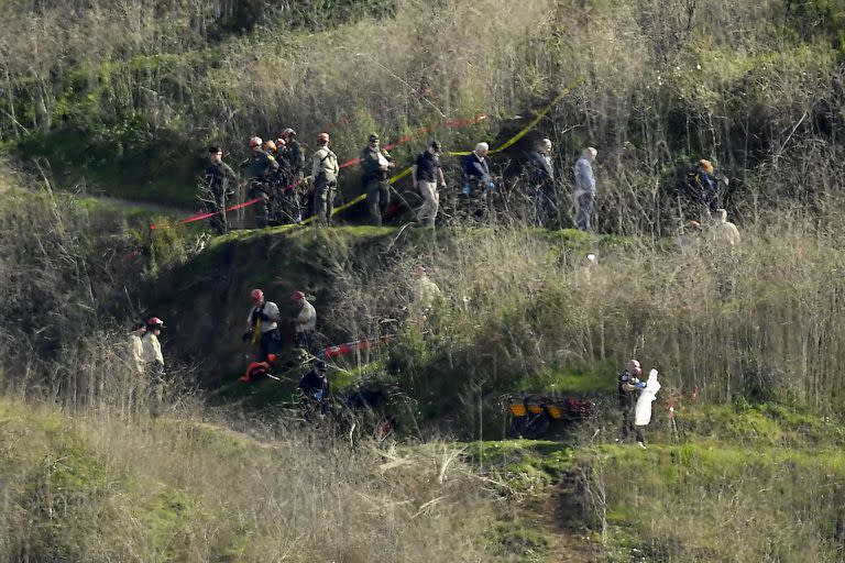 Investigadores trabajando en la escena del accidente de helicóptero en el que murieron el jugador de la NBA Kobe Bryant, su hija adolescente y otras siete personas en Calabasas, California, el 26 de enero de 2020