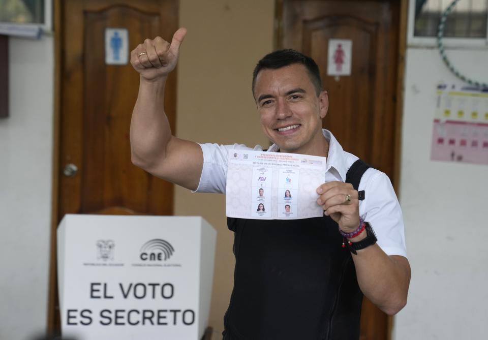 El candidato presidencial Daniel Noboa sostiene la papeleta que colocará en la urna durante la segunda vuelta electoral en Ecuador en la localidad de Olón el domingo 15 de octubre de 2023. (AP Foto/Martín Mejía)