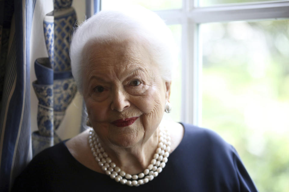 En esta foto del 18 de junio de 2016, la actriz estadounidense Olivia de Havilland posa durante una entrevista con la AP en París. De Havilland, ganadora de dos premios Oscar, falleció a los 104 años en París, dijo su publicista el domingo 26 de julio de 2020. (AP Foto/Thibault Camus, Archivo)