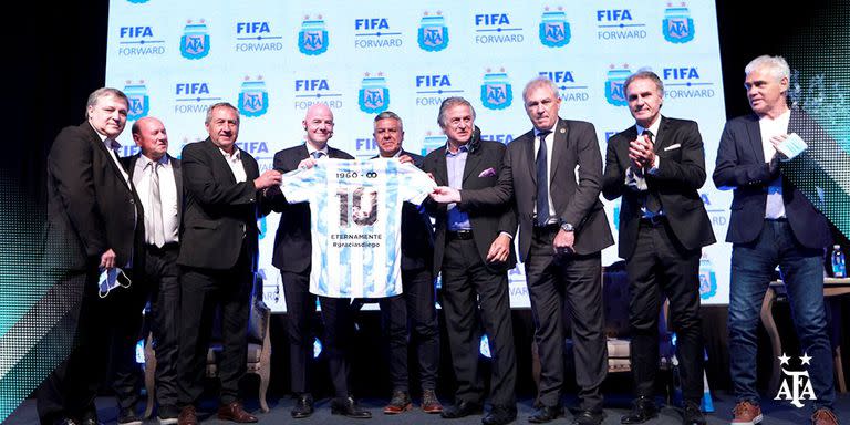 Infantino recibió en manos de Tapia una camiseta argentina con la el número 10 de Diego Maradona como homenaje