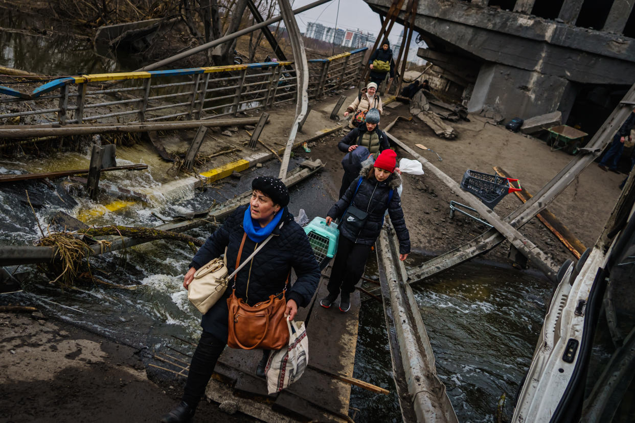 IRPIN, UKRAINE -- MARCH 6, 2022: Local residents evacuate as Russian forces advance and continue to bombard the town with artillery, in Irpin, Ukraine, Sunday, March 6, 2022. (MARCUS YAM / LOS ANGELES TIMES)