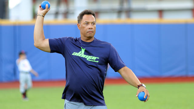 Hall of Famer Roberto Alomar banned from MLB after sexual misconduct  investigation