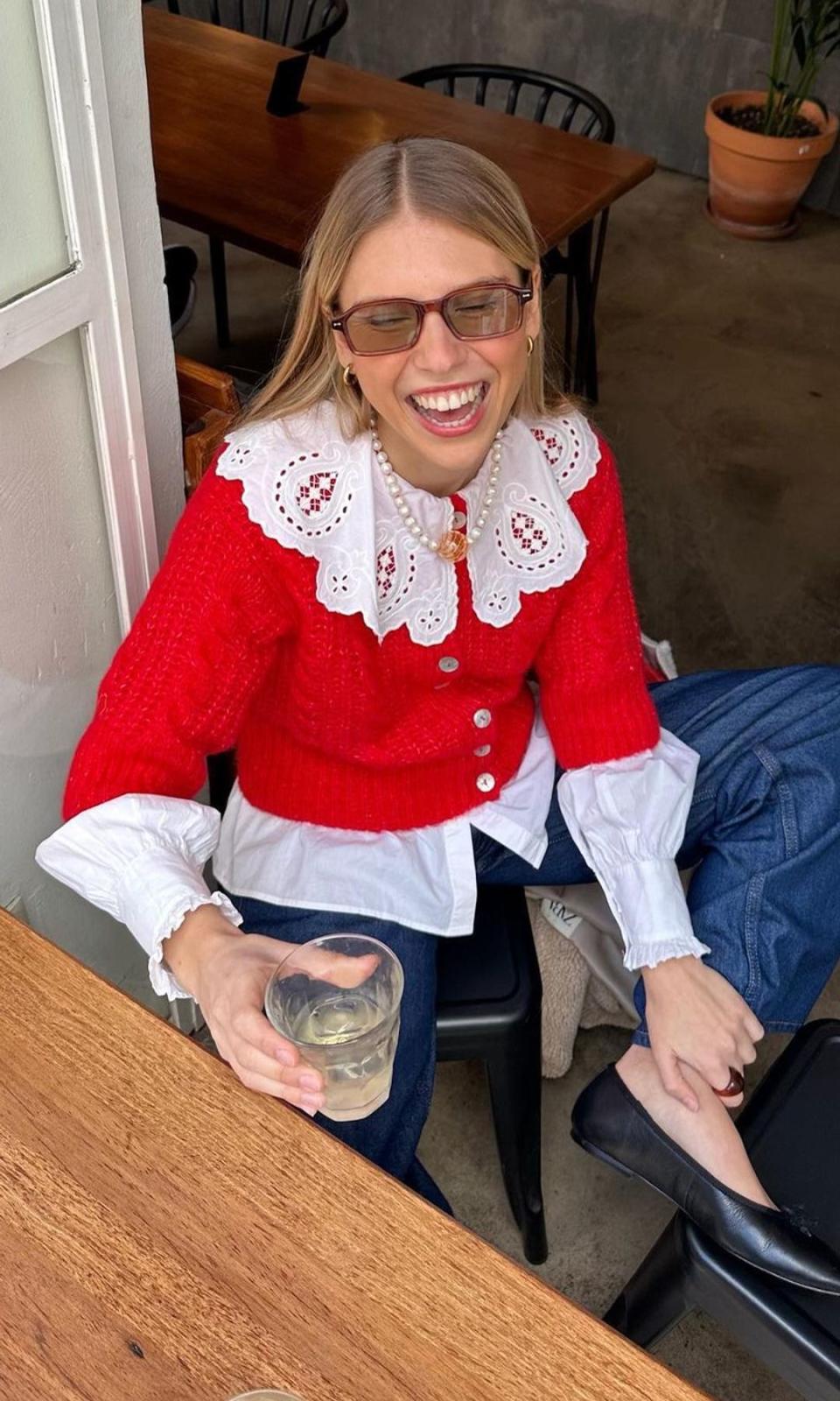 camisa con cuello de volantes, vaqueros, bailarinas y chaqueta roja