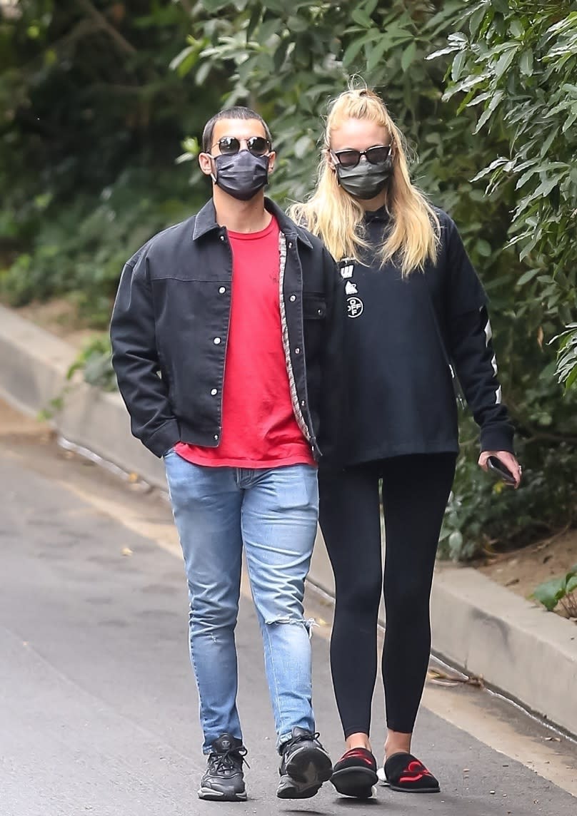 <p>Dans quelques semaines, le couple découvrira les joies de la vie à trois.</p><br><br><a href="https://www.elle.fr/People/La-vie-des-people/News/Sophie-Turner-enceinte-de-Joe-Jonas-les-photos-du-couple-a-Los-Angeles#xtor=AL-541" rel="nofollow noopener" target="_blank" data-ylk="slk:Voir la suite des photos sur ELLE.fr;elm:context_link;itc:0;sec:content-canvas" class="link ">Voir la suite des photos sur ELLE.fr</a><br><h3> A lire aussi </h3><ul><li><a href="https://www.elle.fr/People/La-vie-des-people/Joe-Jonas-revele-les-dessous-de-son-mariage-avec-Sophie-Turner-3864182#xtor=AL-541" rel="nofollow noopener" target="_blank" data-ylk="slk:Joe Jonas révèle les dessous de son mariage avec Sophie Turner;elm:context_link;itc:0;sec:content-canvas" class="link ">Joe Jonas révèle les dessous de son mariage avec Sophie Turner</a></li><li><a href="https://www.elle.fr/People/La-vie-des-people/News/Sophie-Turner-se-confie-sur-les-debuts-surprenants-de-sa-relation-avec-Joe-Jonas-3860821#xtor=AL-541" rel="nofollow noopener" target="_blank" data-ylk="slk:Sophie Turner se confie sur les débuts surprenants de sa relation avec Joe Jonas;elm:context_link;itc:0;sec:content-canvas" class="link ">Sophie Turner se confie sur les débuts surprenants de sa relation avec Joe Jonas</a></li><li><a href="https://www.elle.fr/People/La-vie-des-people/News/Joe-Jonas-fait-une-jolie-declaration-d-amour-a-Sophie-Turner-pour-son-anniversaire-3855607#xtor=AL-541" rel="nofollow noopener" target="_blank" data-ylk="slk:Joe Jonas fait une jolie déclaration d’amour à Sophie Turner pour son anniversaire;elm:context_link;itc:0;sec:content-canvas" class="link ">Joe Jonas fait une jolie déclaration d’amour à Sophie Turner pour son anniversaire</a></li><li><a href="https://www.elle.fr/People/La-vie-des-people/News/Orelsan-sa-declaration-hilarante-a-Sophie-Turner-au-festival-de-Deauville-3806097#xtor=AL-541" rel="nofollow noopener" target="_blank" data-ylk="slk:Orelsan : sa déclaration hilarante à Sophie Turner au festival de Deauville;elm:context_link;itc:0;sec:content-canvas" class="link ">Orelsan : sa déclaration hilarante à Sophie Turner au festival de Deauville</a></li><li><a href="https://www.elle.fr/Astro/Horoscope/Quotidien#xtor=AL-541" rel="nofollow noopener" target="_blank" data-ylk="slk:Consultez votre horoscope sur ELLE;elm:context_link;itc:0;sec:content-canvas" class="link ">Consultez votre horoscope sur ELLE</a></li></ul>