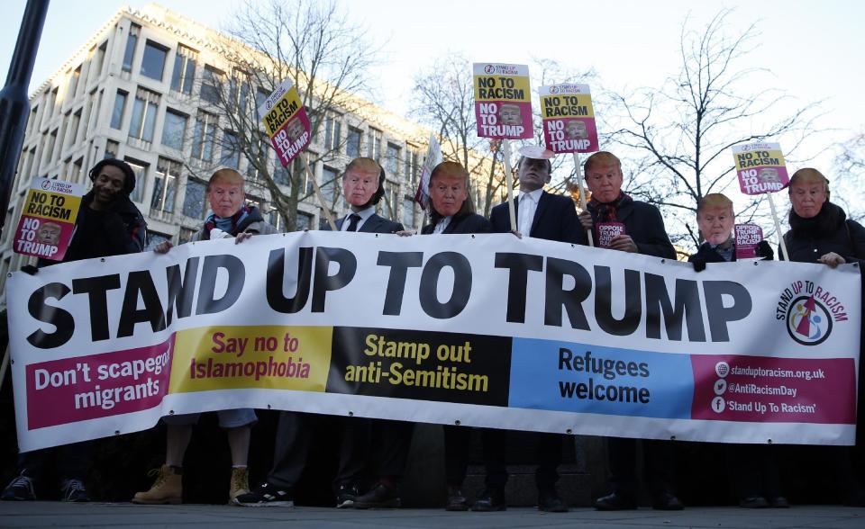 <p>Manifestaciones de rechazo en Londres junto a la embajada de Estados Unidos. (AP Photo/Alastair Grant) </p>