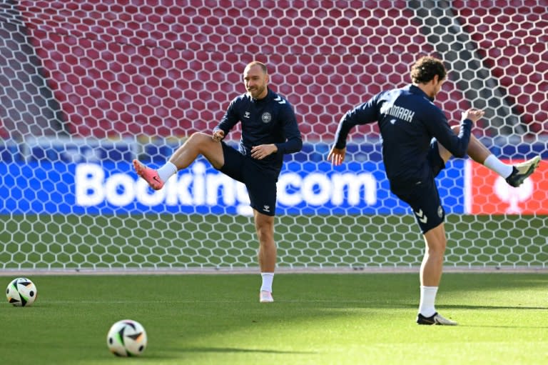 El capitán danés Christian Eriksen (izquierda) durante el entrenamiento previo al debut de Dinamarca en la Eurocopa, en el Stuttgart Arena el 15 de junio de 2024 (THOMAS KIENZLE)