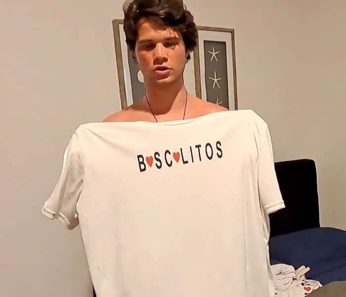 Bosco enseña su camiseta de moscolitos