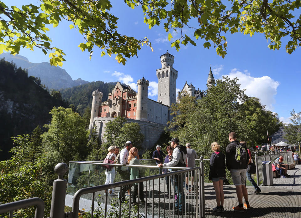 Touristen im September 2020 an einer Aussichtsplattform unterhalb des Schlosses Neuschwanstein (Bild: Karl-Josef Hildenbrand/dpa)