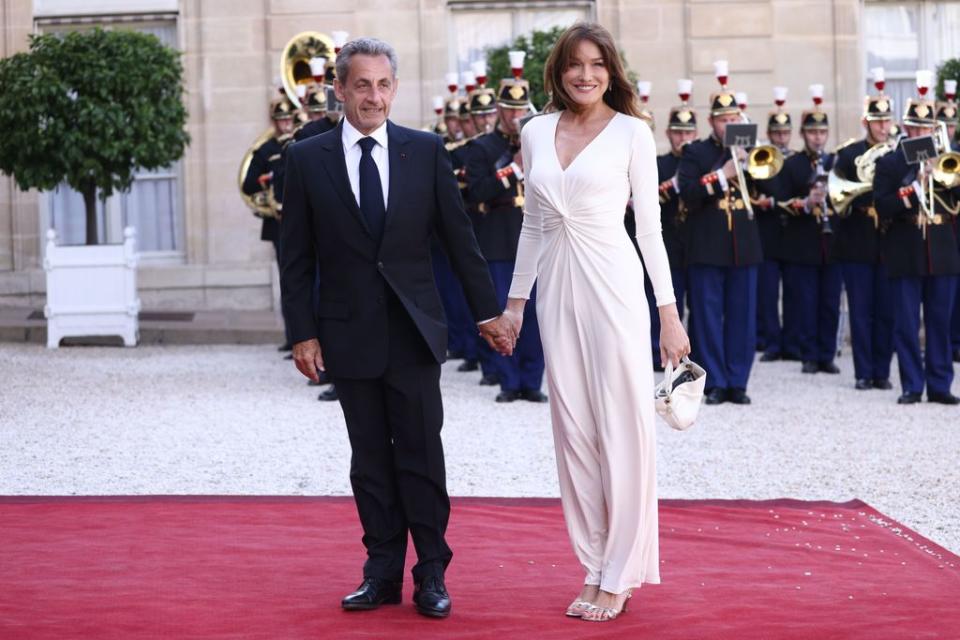 Carla Bruni y Nicolas Sarkozy en el palacio del Eliseo en París en una cena a Biden en junio de 2024