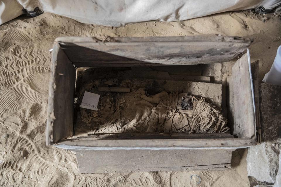 El interior de uno de los ataúdes descubiertos en Saqqara. (Foto: Khaled Desouki / AFP / Getty Images).