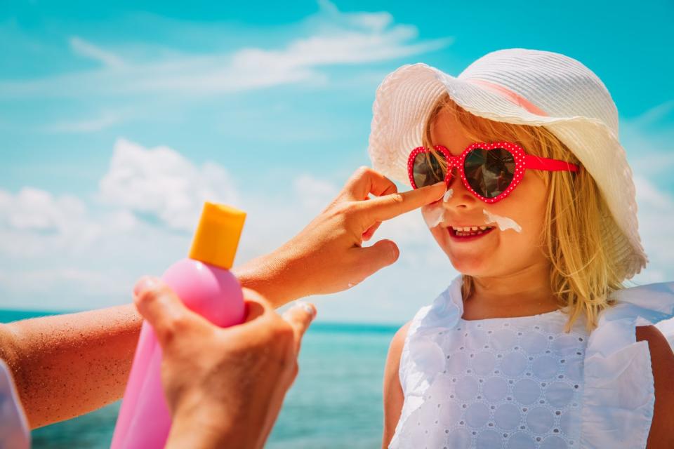 <p>Dort, wo die Haut nicht von Kleidung bedeckt ist, sollte eine Schicht von Sonnenlotion, Sonnencreme, Sonnenspray oder vergleichbarem sie vor der UV-Strahlung bewahren. Körperstellen, die beim Eincremen nicht in Vergessenheit geraten sollten, sind Fußrücken sowie Ohren und Kopfhaut, falls keine Kopfbedeckung getragen wird. (Bild: iStock/Nadezhda1906)</p> 