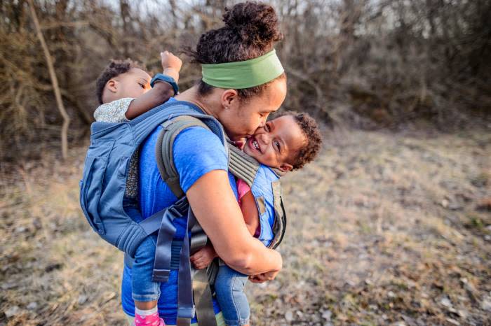 hike-it-baby-mom-with-two-babies