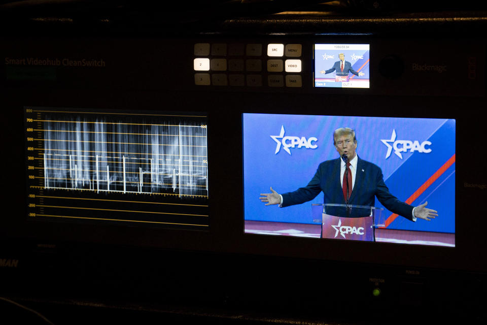 El expresidente Donald Trump en un monitor durante un discurso en la reunión de la Conferencia de Acción Política Conservadora en National Harbor, Maryland, el 24 de febrero de 2024. (Haiyun Jiang/The New York Times)
