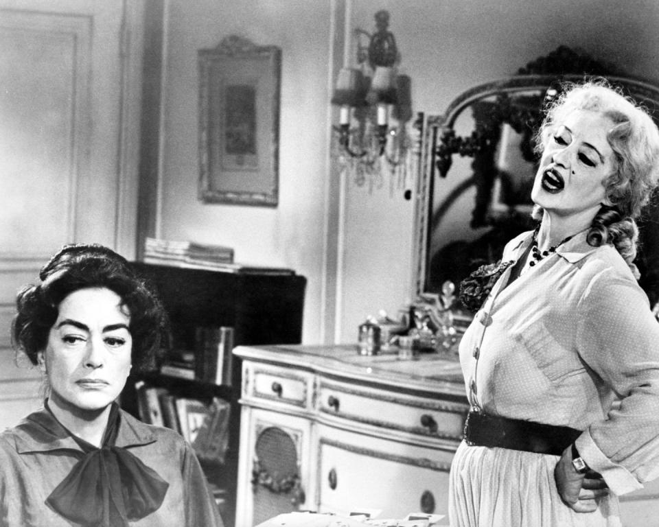 a black and white photo of joan crawford and bette davis in the film what ever happened to baby jane