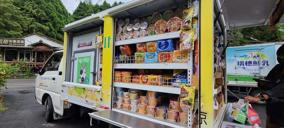 <p>A small businessman quickly adapted to the times and was recently revealed to have a truckload of instant noodles, cookies, drinks, and more for local residents to purchase when he drives up their road. (Photo courtesy of 爆料公社Facebook)</p>
