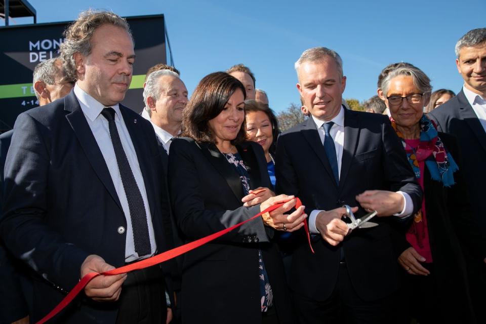 Élisabeth Borne, alors ministre des Transports, inaugure en octobre 2018 avec ses anciens camarades à gauche Anne Hidalgo, maire de Paris, et François de Rugy, ministre à la Transition écologique, un centre d’essais de véhicules électriques, hybrides et hydrogènes dans la capitale. <br><p>Élisabeth Borne a longtemps été proche du Parti socialiste. Elle travaille pour des figures de gauche, notamment Jack Lang et Lionel Jospin, dans les années 1990. De 2014 à 2015, elle remplit la fonction de directrice de cabinet de Ségolène Royal au ministère de l’Écologie. Certes, elle appelle à voter Emmanuel Macron dès 2017 et rejoint dans la foulée La République en marche. Son expérience à gauche semble toutefois suffire pour répondre au profil « social » qu’indiquait rechercher le chef de l’État afin de séduire l’électorat de Jean-Luc Mélenchon. Mais aussi apaiser la majorité et l’opposition de gauche, qui s’était insurgée face aux rumeurs accordant le poste à Catherine Vautrin, ex-Les Républicains connue pour son soutien à la Manif pour tous. </p><br>