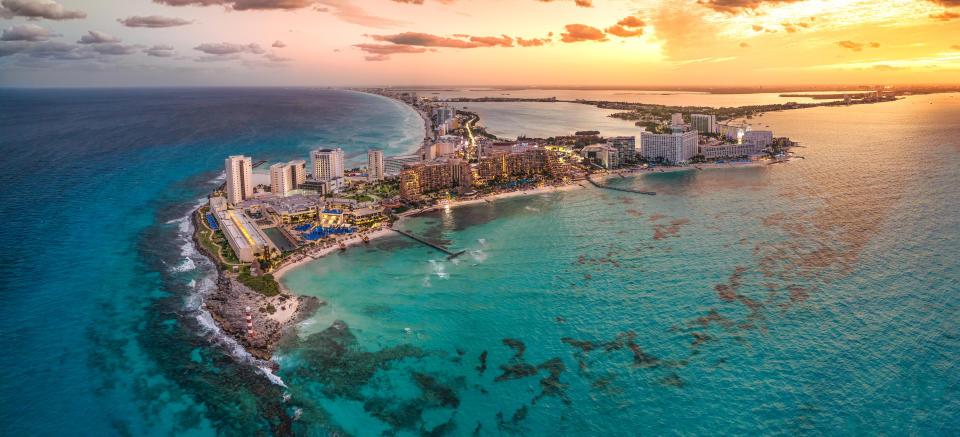 Atardecer en la zona hotelera de Cancún, estado de Quintana Roo, México. (Getty Images).