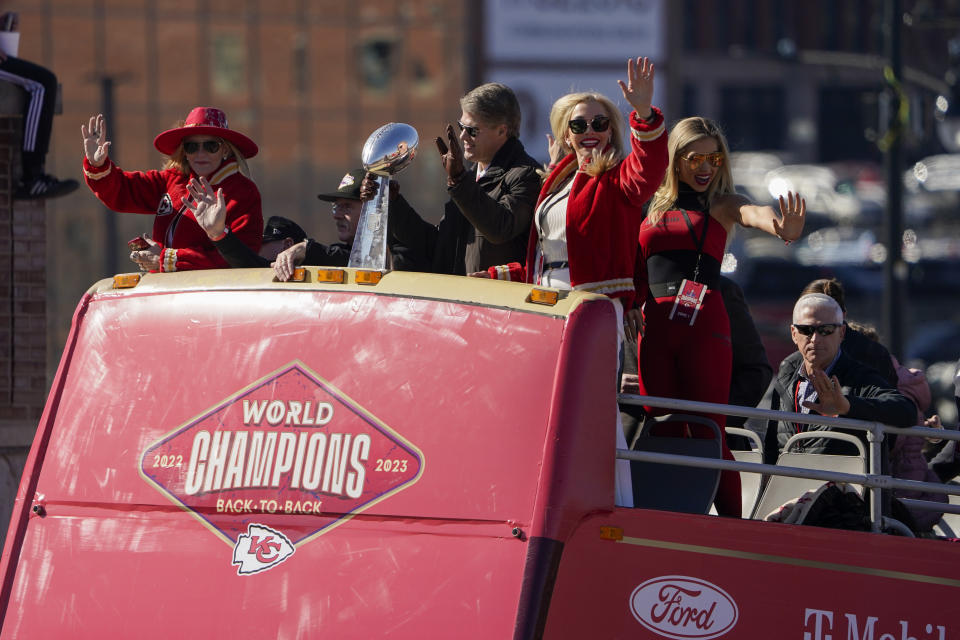 Sosteniendo el Trofeo Vince Lombardi, el propietario de los Chiefs, Clark Hunt, saluda a los fanáticos con su esposa Tavia y su hija Gracie Hunt, a la derecha. (Foto AP/Ed Zurga)