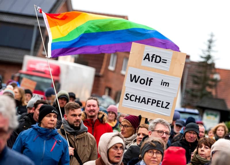 people hold flags during a protest against right-wing extremism. Daniel Bockwoldt/dpa