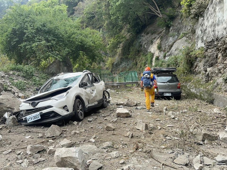 落石擊中路過車輛，場面觸目驚心。（花蓮縣政府災害應變中心提供）