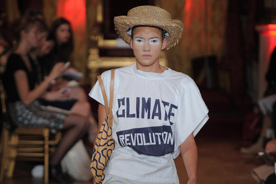 Ein Model mit "Climate Revolution"-Shirt auf dem Laufsteg. (Bild: Getty Images)