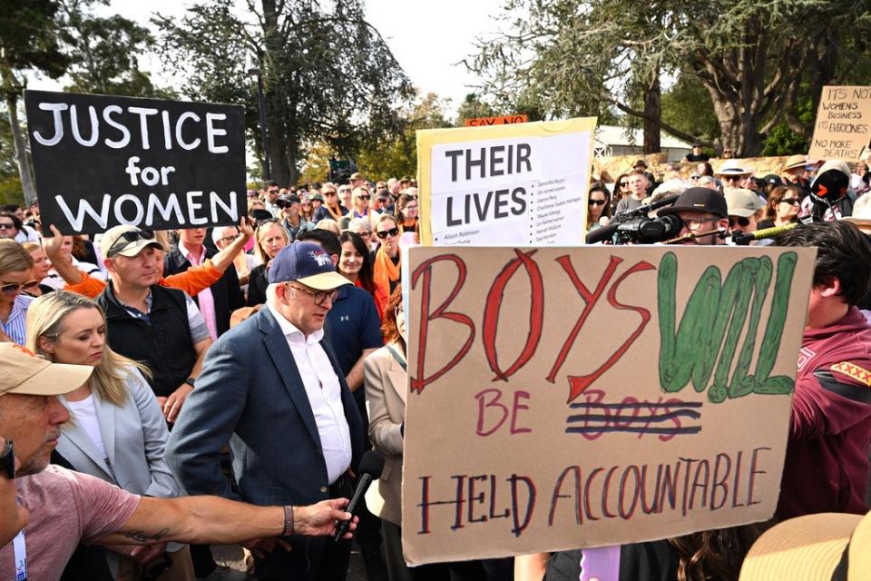 澳洲總理艾班尼斯（戴帽者）28日在坎培拉參加反性別暴力示威。美聯社