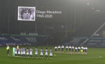 Los jugadores del West Bromwich Algion y del Sheffield United guardan un minuto de silencio por Diego Maradona, el sábado 28 de noviembre de 2020, antes de un encuentro de la Liga Premier inglesa (Jason Cairnduff/Pool via AP)