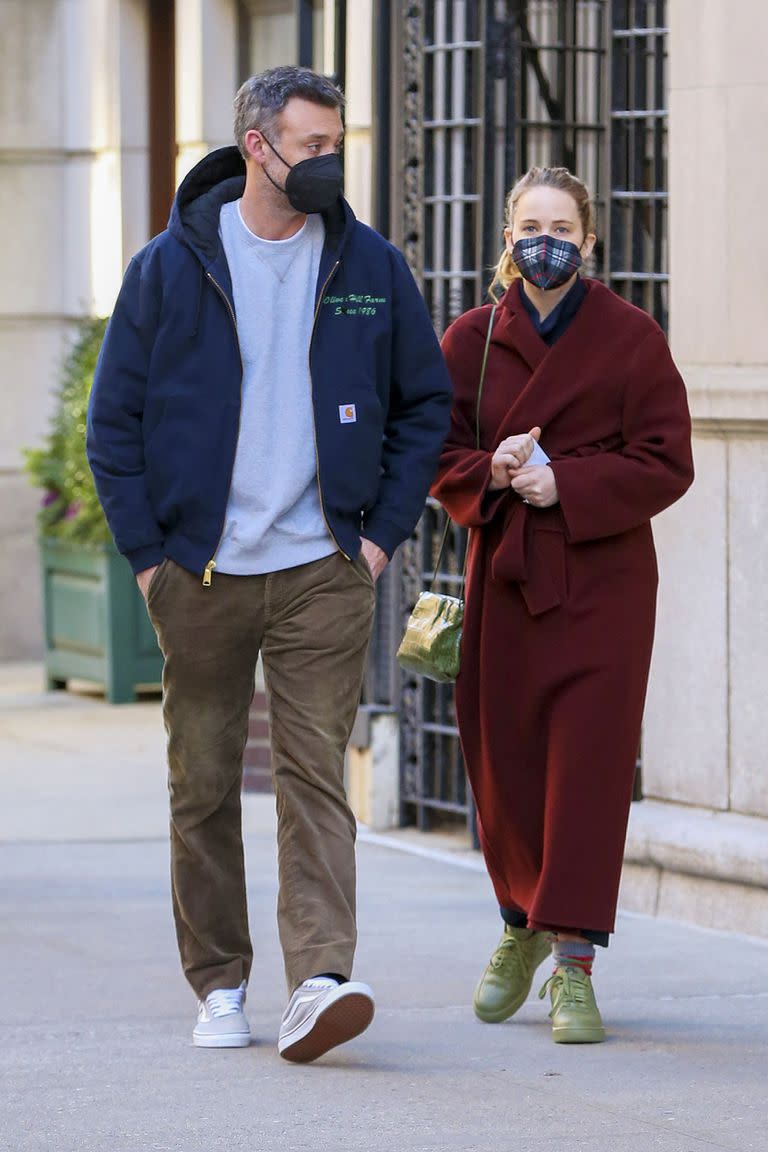 Otros de los que salieron de compras fueron Jennifer Lawrence y su esposo, Cooke Maroney. A pesar de su abrigo de lana hasta los tobillos y el barbijo, la actriz no pasó desapercibida por las calles del Upper East Side de Nueva York