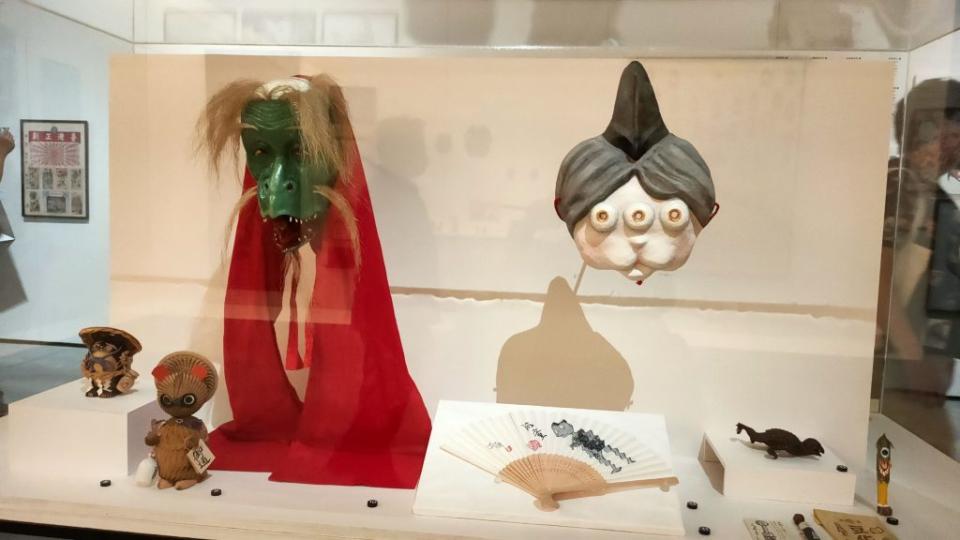 南美館推出的地獄幽魂展，展出許多日本鬼怪圖案。（記者林雪娟攝）