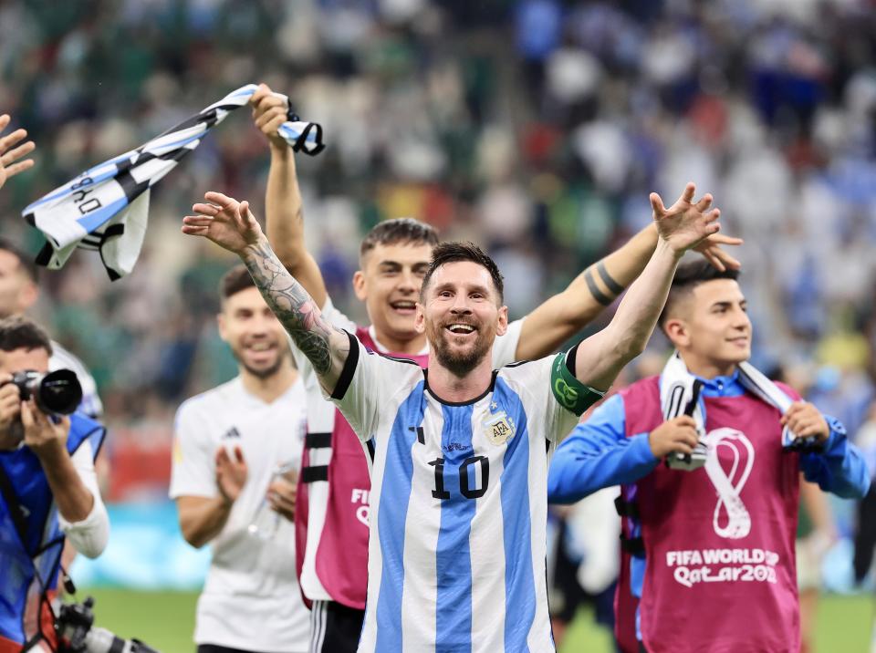 Lionel Messi festeja al finalizar el partido contra México en el Mundial de Qatar 2022. (Mohammed Dabbous/Anadolu Agency via Getty Images)