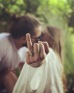 <p>Margot Robbie a partagé une photo de ses fiançailles sur son compte Instagram, suggérant ainsi que les choses devenaient de plus en plus sérieuses avec son petit ami Tom Ackerley. La star australienne a ainsi dévoilé un beau diamant poire, assorti d’un anneau incrusté de diamants. <em>[Photo : Instagram/Margot Robbie]</em> </p>