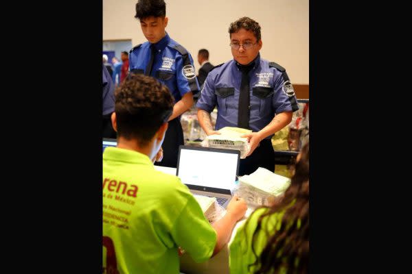 Revisión y conteo de los paquetes de la encuesta del proceso interno del Morena.