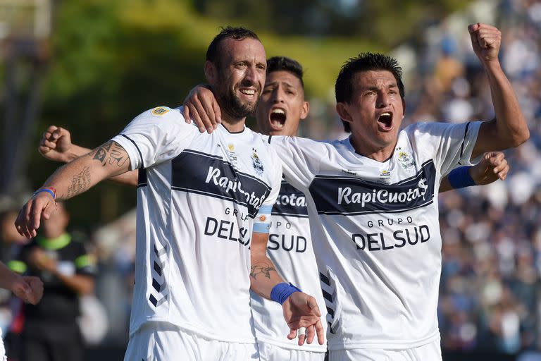 Brian Alemán y el Pulga Rodríguez, cuando el partido estaba favorable a Gimnasia