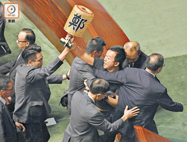 陳志全被趕離會議室。（黃仲民攝）