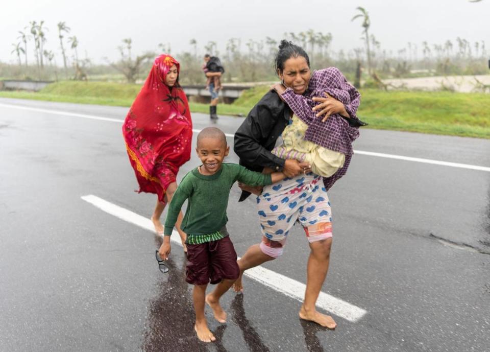 Una familia busca protección del huracán Ian, que golpeó a Pinar del Río como categoría 3 la madrugada del 27 de septiembre. Ramon Espinosa/AP