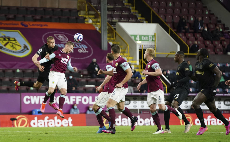 Tomas Soucek del West Ham pelea por el cabezazo con Matej Vydra del Burnley en el encuentro de la Liga Premier del lunes 3 de mayo del 2021. (AP Photo/Jon Super, Pool)