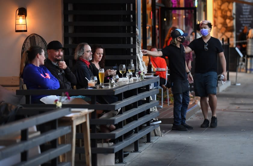 REDONDO BEACH, CALIFORNIA NOVEMBER 15, 2020-Customers dine in the Hollywood Riviera area of Redondo Beach. L.A. County has suspended indoor and outdoor dining Sunday dur to the rise in coronavirus cases. (Wally Skalij/Los Angeles Times)