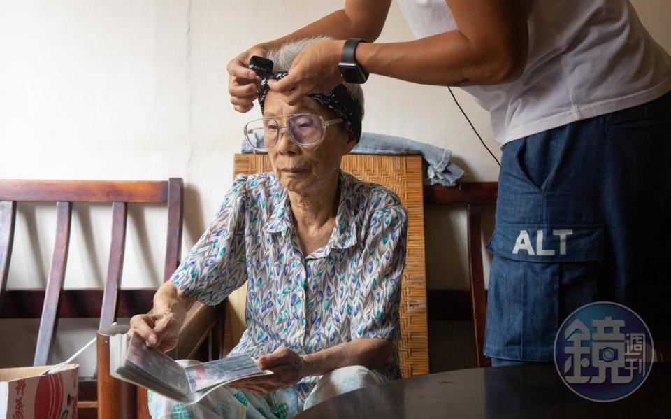 孫子Hsing在林莊月里的頭上裝飾領結。宣傳新書期間，Hsing都陪在身邊，也多了些和阿嬤相處的機會。