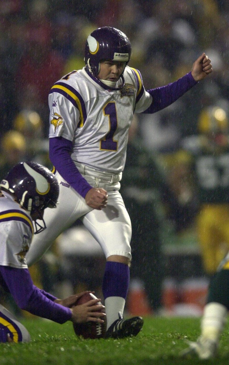 Minnesota Vikings kicker Gary Anderson can't kick a poorly placed ball on a field goal attempt with 8 seconds left in the game.