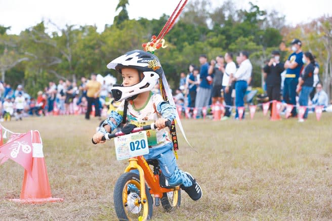 「2020台灣自行車節-台中自行車嘉年華Bike Taiwan」7日在都會公園登場，小騎士活力十足。（盧金足攝）