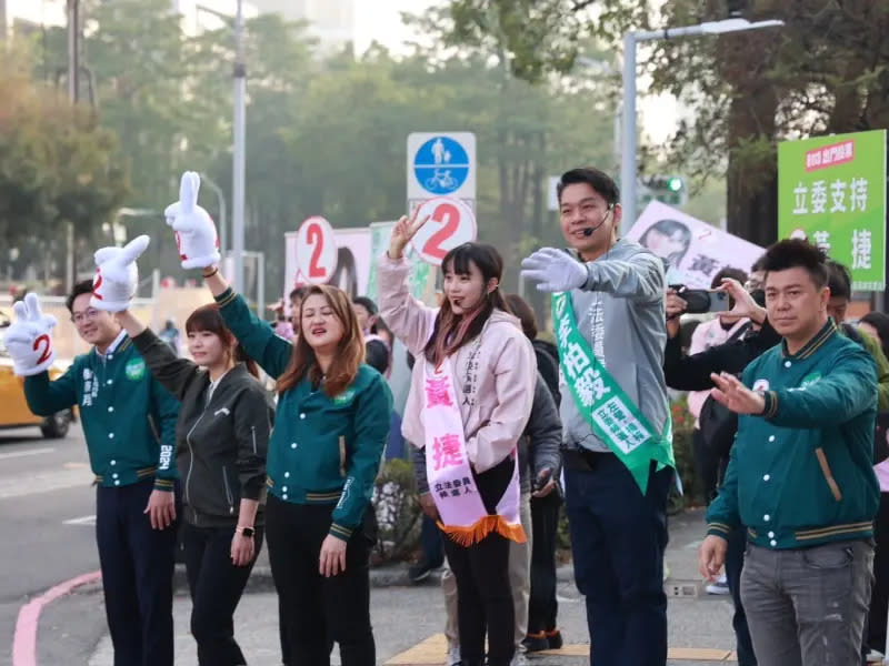 ▲民進黨左營楠梓區立委候選人李柏毅今天與第六選區立委候選人黃捷，一同拜票，經發局長廖泰翔、觀光局長高閔琳與行國處長張硯卿也特別到現場陪同。(圖／立委候選人李柏毅競辦提供)